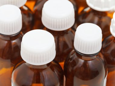 birçok küçük kehribar cam şişeler eczane kapalı