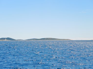 Dalmaçya mavi gökyüzünün altında Adriyatik Denizi