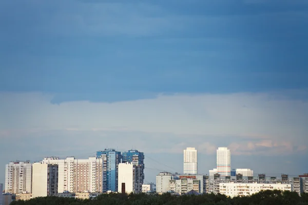 Cielo lluvioso azul oscuro sobre casas urbanas — Foto de Stock