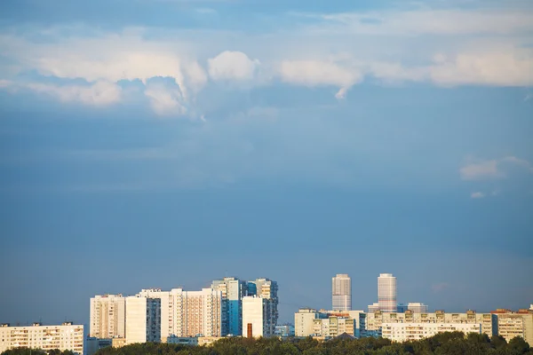 Kvällshimlen över stads-området i sommar solnedgång — Stockfoto