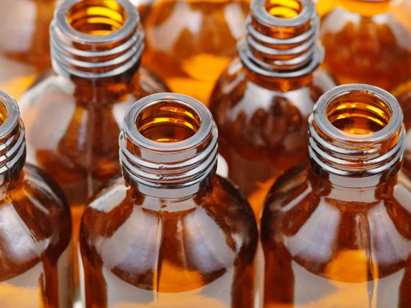 Piccole bottiglie aperte farmacia di vetro marrone da vicino — Foto Stock