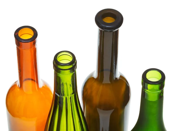 Öppna flaskhalsar färgade vin flaskor på nära håll — Stockfoto