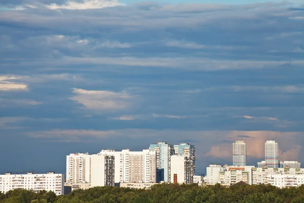 Nubes azules lluviosas sobre área residencial — Foto de Stock