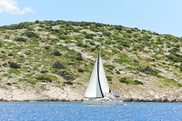 Yate con vela blanca cerca de la costa de Dalmacia — Foto de Stock