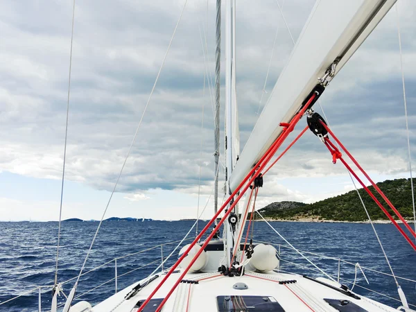 Voyage på yacht i Adriatiska havet över regniga molnen — Stockfoto