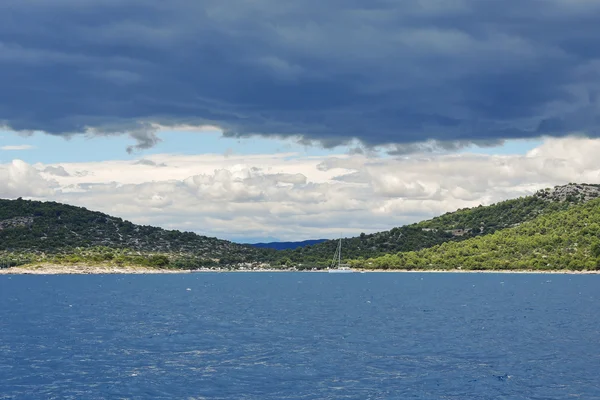 Utsikt över gröna landar i Dalmatien från Adriatiska havet — Stockfoto