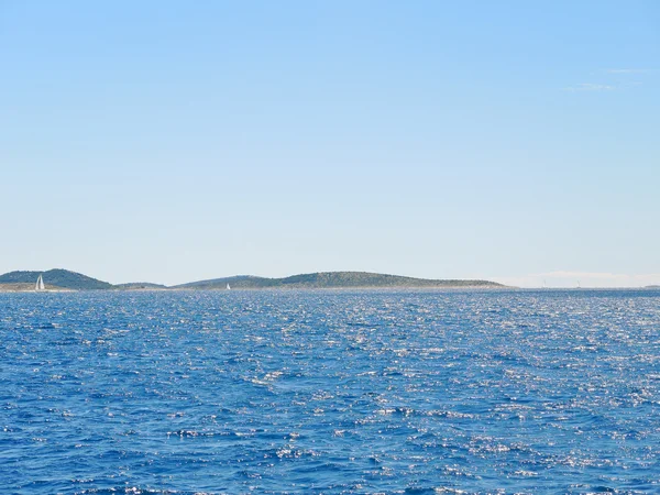 Adriatische Zee in dalmatia onder de blauwe hemel — Stockfoto