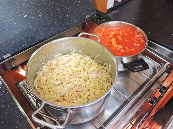 Matlagning pasta med korv och kött sås på spisen — Stockfoto