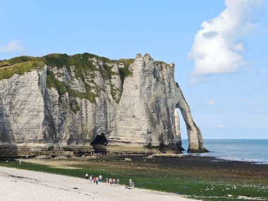 cliff kemer ile bir görünümünü eretrat Beach