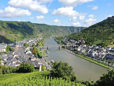Almanya'da Moselle Nehri ve cochem şehir