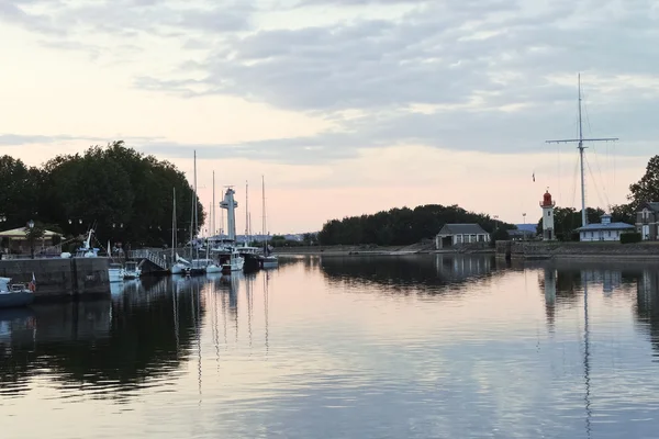 Amarrage de yacht dans la ville de Honfleur, France — Photo