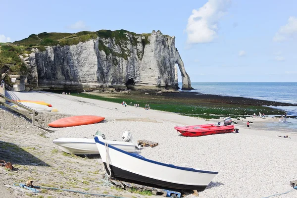 Boats on resort beach and view of cliff in Etretat — Stock Photo, Image