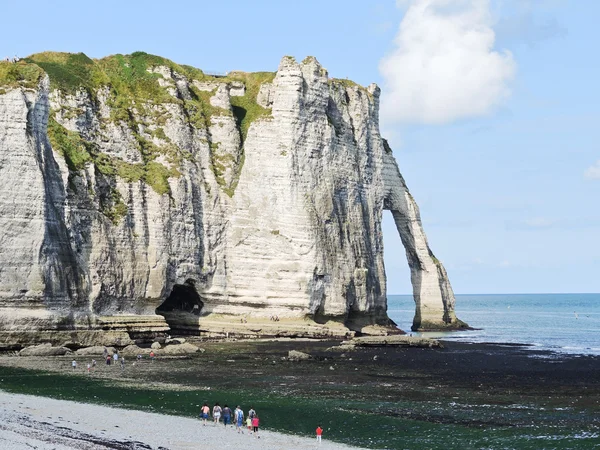 Cliff with arch on beach of Eretrat — Stock Photo, Image