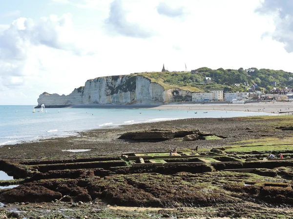 Eretrat village and cliff on english channel beach — Stock Photo, Image