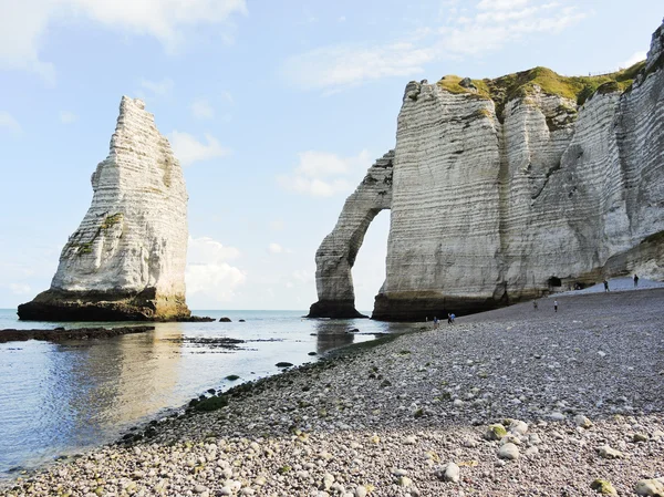 View of cliffs with arch on english channel beach — Stock Photo, Image