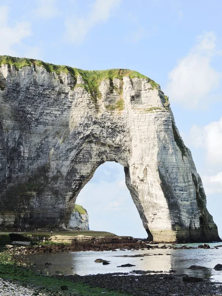 Oblouk skály na pláži La Manche eretrat — Stock fotografie