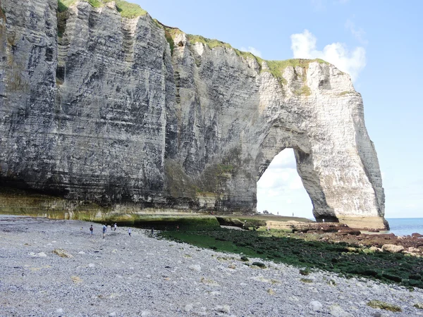 Klippe mit Bogen am Kiesstrand von Eretrat — Stockfoto