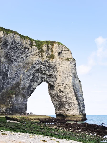 Felsen mit Bogen am englischen Kanalstrand — Stockfoto