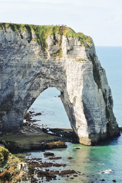 Visa rock med arch på engelska kanalen stranden — Stockfoto