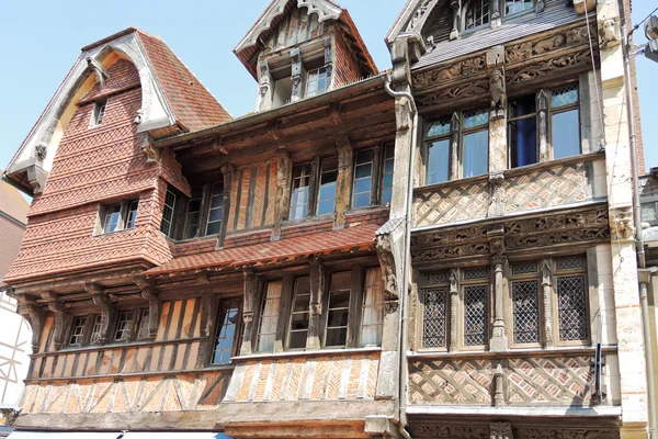 Antigua casa medieval de entramado de madera en la ciudad de Eretrat — Foto de Stock