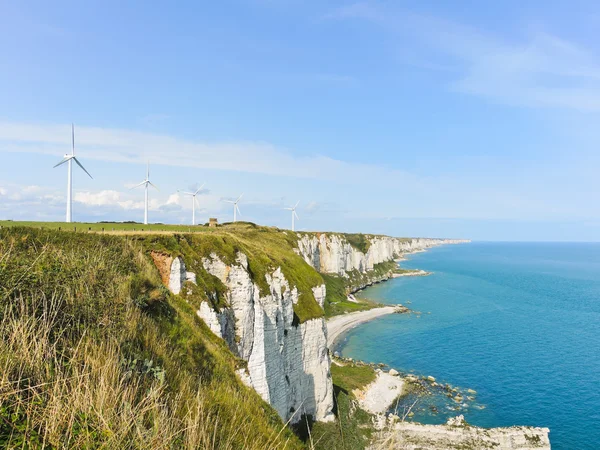 Větrné elektrárny na pobřeží kanálu La Manche v Normandii — Stock fotografie