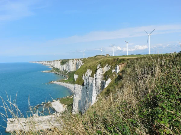 Ветроэлектростанция на английском побережье канала в Нормандии — стоковое фото