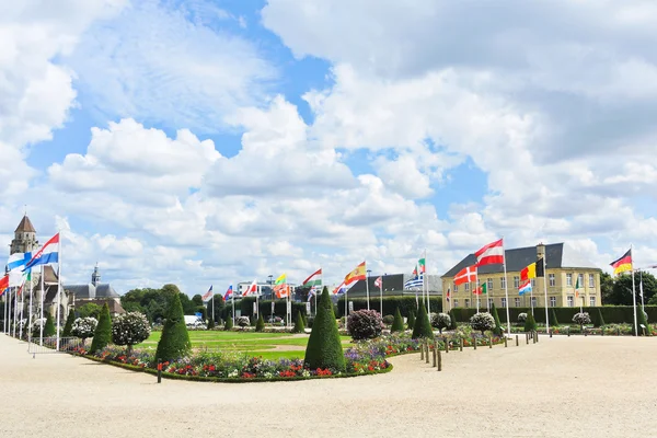 Drapeaux européens sur la place de Caen, France — Photo