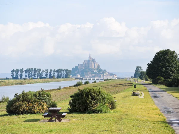 Landschaftlich reizvoll mit Abtei Saint-Michel in der Normandie — Stockfoto