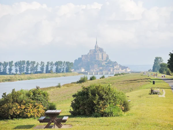 Paisaje con la abadía de mont saint-michel, Normandía — Foto de Stock