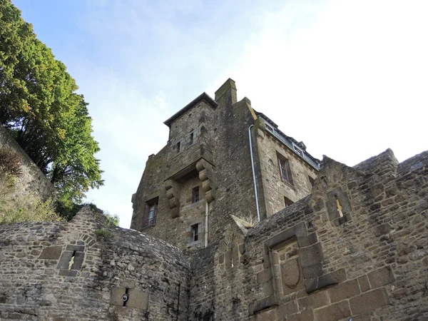 Edifícios no pátio da abadia de mont saint-michel — Fotografia de Stock