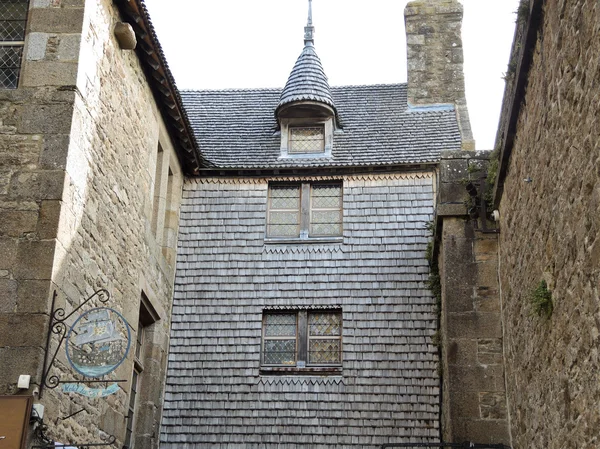 Budovy v nádvoří opatství mont saint-michel — Stock fotografie