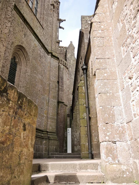 Courtyard of abbey mont saint-michel in Normandy — Stock Photo, Image