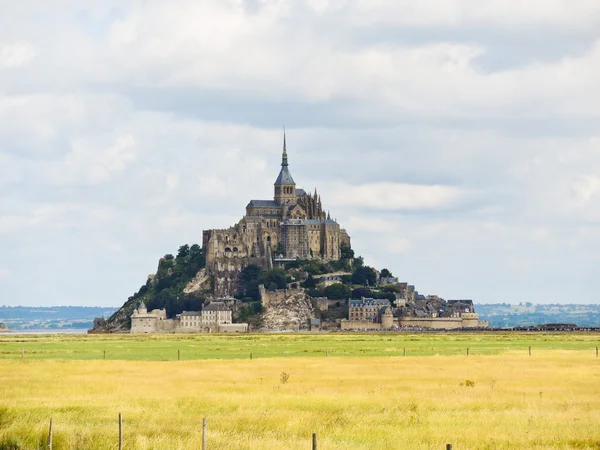 Pasture fields around mont saint-michel abbey — Stock Photo, Image