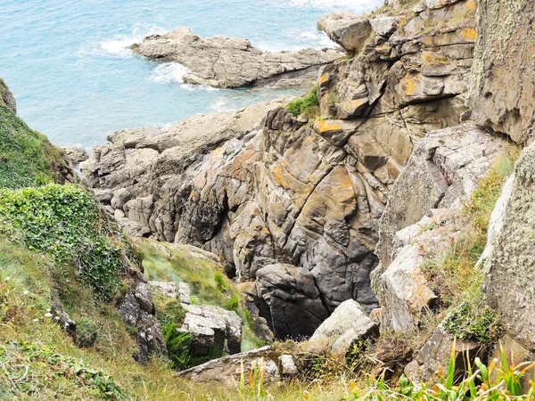 Rock na plaży z angielskiego channel, Bretania — Zdjęcie stockowe