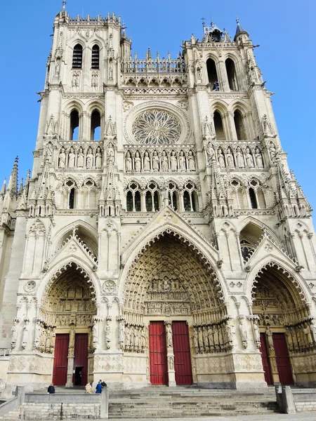 Frontansicht der mittelalterlichen Amiens-Kathedrale — Stockfoto