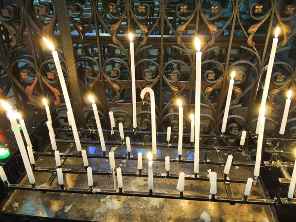 Velas encendidas en el altar de la catedral —  Fotos de Stock