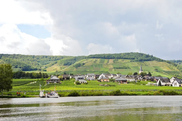 Ellenz Poltersdorf villaggio sulla riva del fiume Mosella — Foto Stock