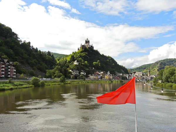 Kırmızı bayrak ve moselle Nehri için cochem şehir — Stok fotoğraf