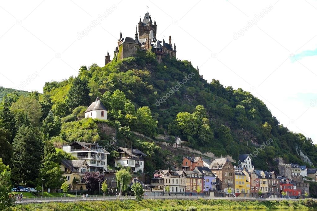 Cochem keizerlijke kasteel over stad cochem, Duitsland — Stockfoto