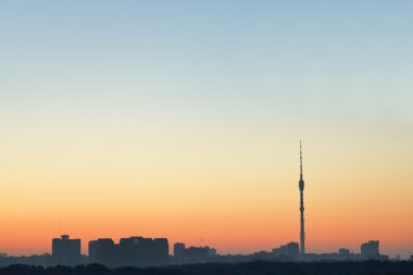 şehir üzerinde gündoğumu açık sarı ve mavi gökyüzü