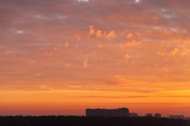 Kırmızı gündoğumu bulutlar daire ev üzerinde