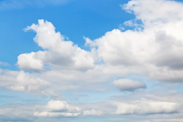 A Cumulus felhők kék őszi ég — Stock Fotó