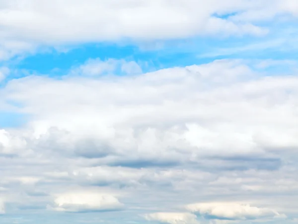 Layers of white cumulus clouds in blue autumn sky — Stock Photo, Image