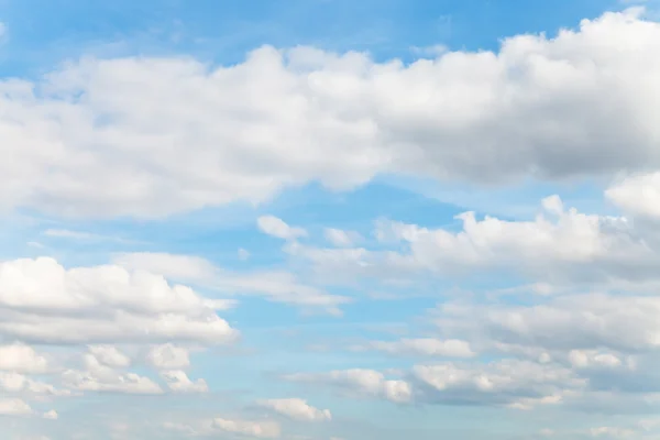 Blue sky with layer of white clouds — Stock Photo, Image
