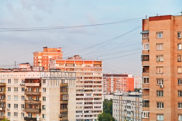 Edificios residenciales en la manzana de la ciudad al atardecer — Foto de Stock