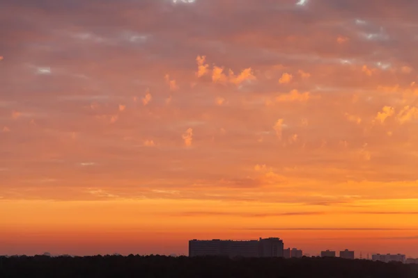 Nubes rojas del amanecer sobre casa de apartamentos — Foto de Stock