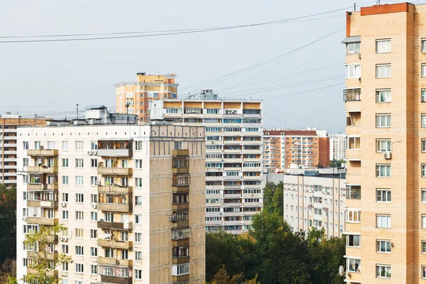 Wohnhäuser des Stadtviertels im Zwielicht — Stockfoto