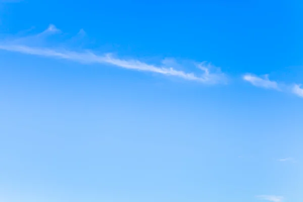 Klarer blauer Himmel mit schmalen weißen Wolken am Morgen — Stockfoto