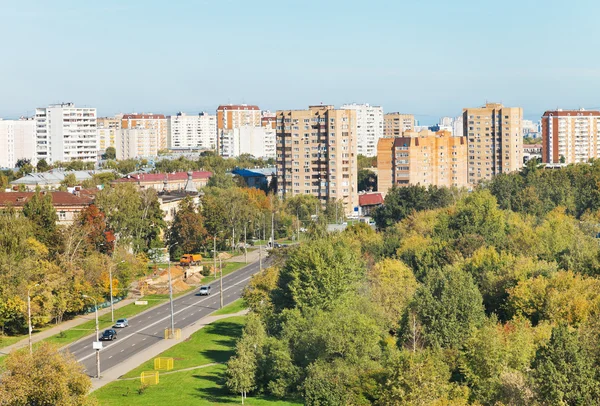 Vue au-dessus de la rue urbaine en journée ensoleillée d'automne — Photo