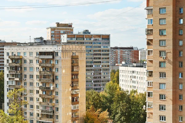 Casas de apartamentos no bairro urbano no dia de outono — Fotografia de Stock